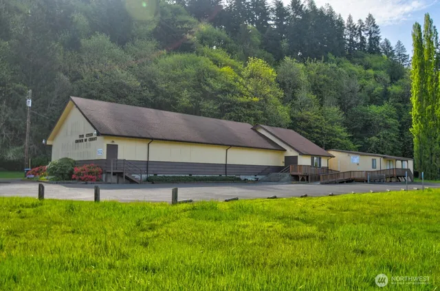 a view of backyard of house