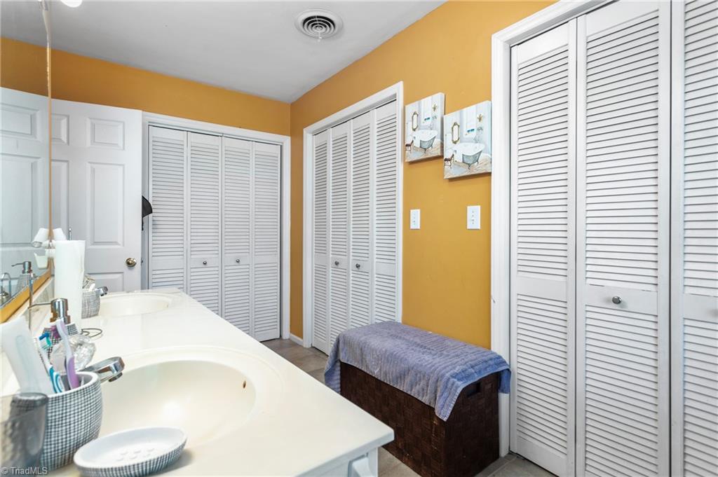 931 Croyden Street High Point, NC 27262 - Photo 25 of 39