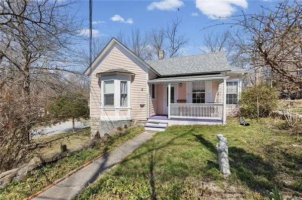 $319,000 | 6 West 12th Street, Parkville, MO 64152