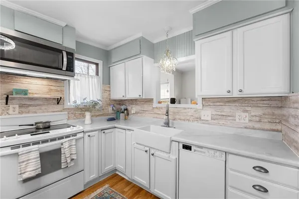 $328,000 | 6 West 12th Street, Parkville, MO 64152