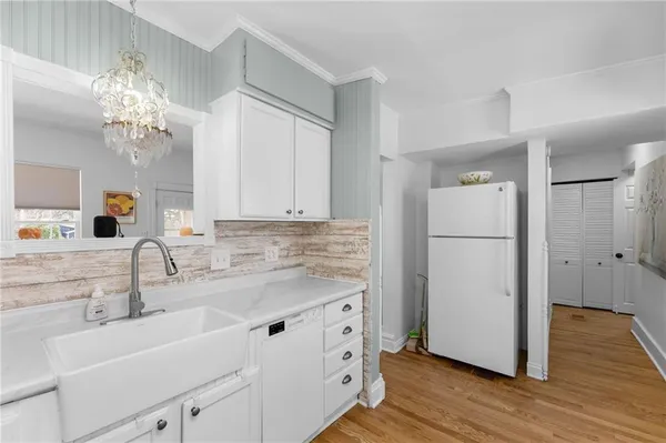 $328,000 | 6 West 12th Street, Parkville, MO 64152