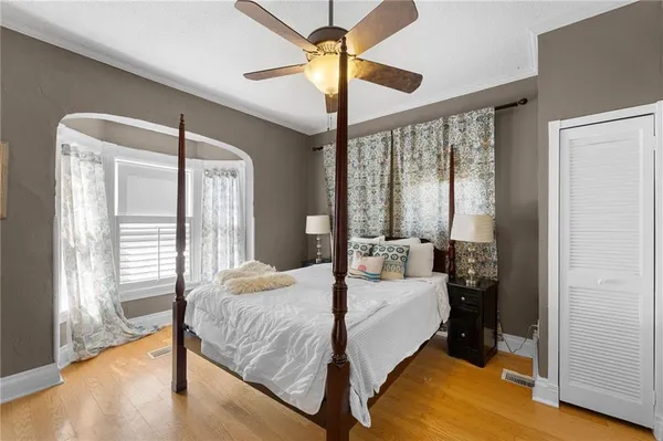 $328,000 | 6 West 12th Street, Parkville, MO 64152