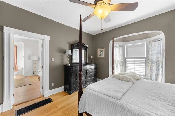 $328,000 | 6 West 12th Street, Parkville, MO 64152