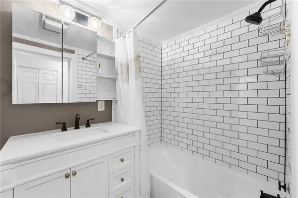 $328,000 | 6 West 12th Street, Parkville, MO 64152