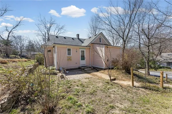 $328,000 | 6 West 12th Street, Parkville, MO 64152