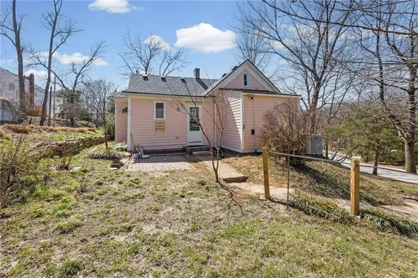 $328,000 | 6 West 12th Street, Parkville, MO 64152