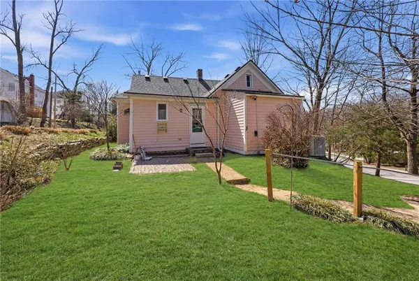 $328,000 | 6 West 12th Street, Parkville, MO 64152