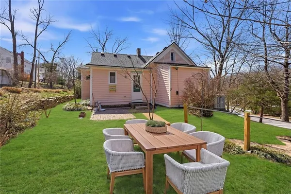 $328,000 | 6 West 12th Street, Parkville, MO 64152