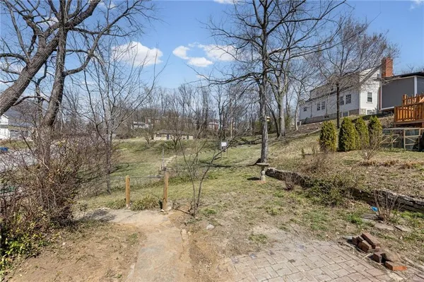 $328,000 | 6 West 12th Street, Parkville, MO 64152