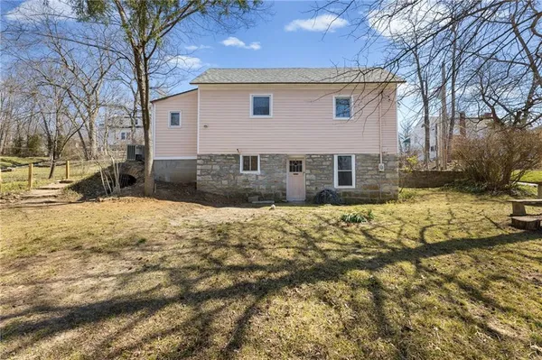 $328,000 | 6 West 12th Street, Parkville, MO 64152