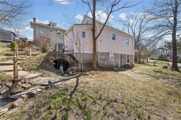 $328,000 | 6 West 12th Street, Parkville, MO 64152