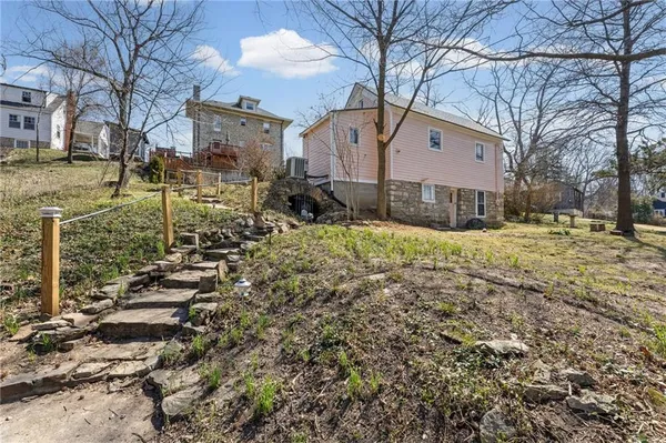 $328,000 | 6 West 12th Street, Parkville, MO 64152