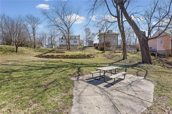 $328,000 | 6 West 12th Street, Parkville, MO 64152