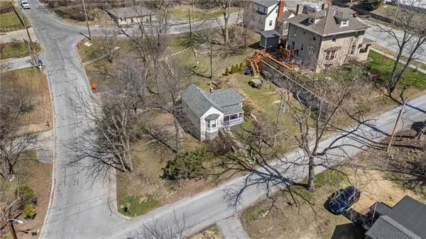 $328,000 | 6 West 12th Street, Parkville, MO 64152