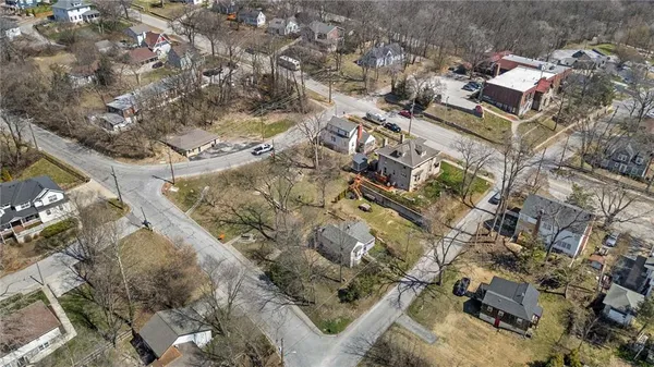 $328,000 | 6 West 12th Street, Parkville, MO 64152