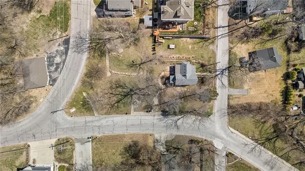 $328,000 | 6 West 12th Street, Parkville, MO 64152