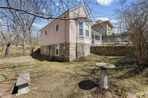 $328,000 | 6 West 12th Street, Parkville, MO 64152