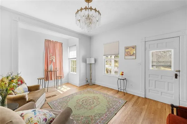 $328,000 | 6 West 12th Street, Parkville, MO 64152