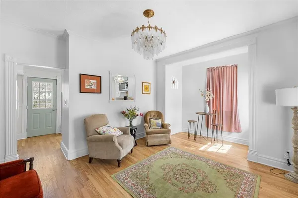 $328,000 | 6 West 12th Street, Parkville, MO 64152