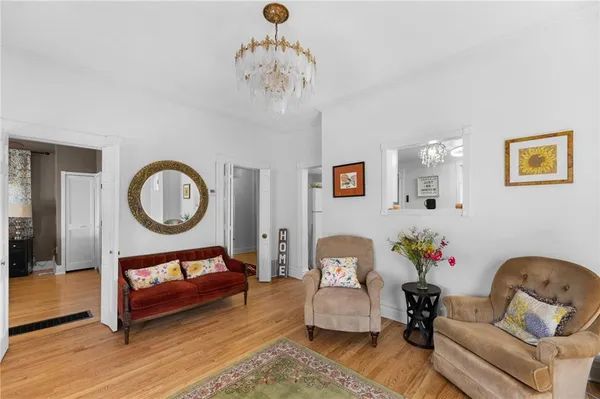 $328,000 | 6 West 12th Street, Parkville, MO 64152