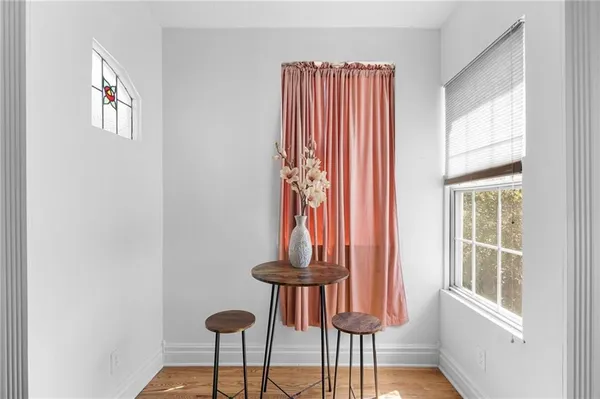 $328,000 | 6 West 12th Street, Parkville, MO 64152