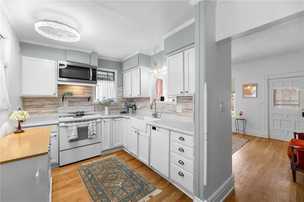 $328,000 | 6 West 12th Street, Parkville, MO 64152