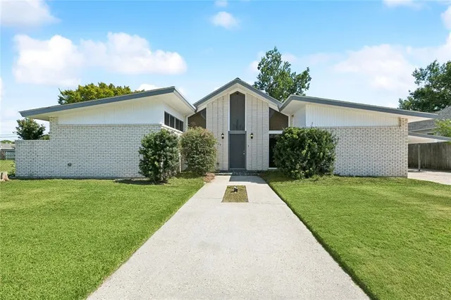 $260,000 | 2437 Charles Drive, Chalmette, LA 70043