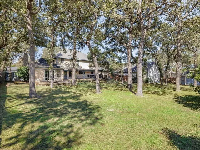 a view of a yard in front of house