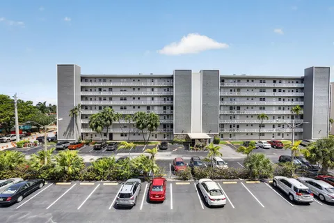 $169,900 | 400 Northeast 12th Avenue, Unit 405, Hallandale Beach, FL 33009