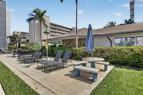 $169,900 | 400 Northeast 12th Avenue, Unit 405, Hallandale Beach, FL 33009