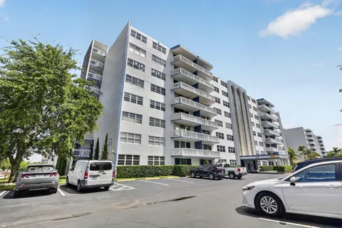 $169,900 | 400 Northeast 12th Avenue, Unit 405, Hallandale Beach, FL 33009