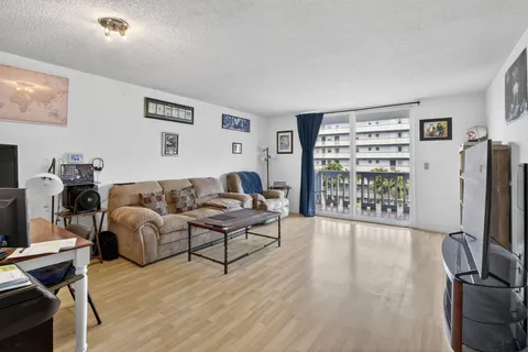 $169,900 | 400 Northeast 12th Avenue, Unit 405, Hallandale Beach, FL 33009