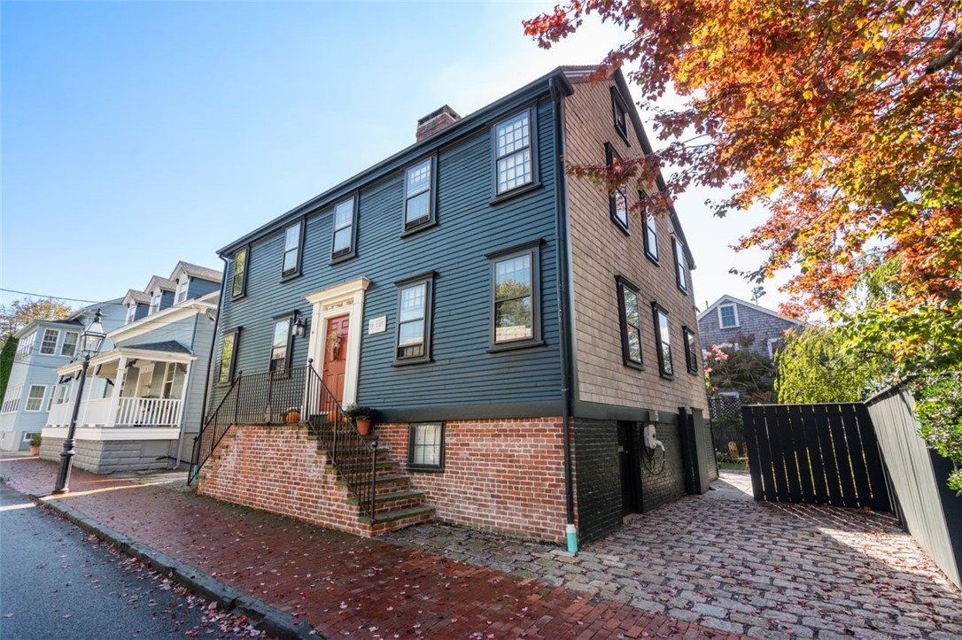 16 Bridge Street Newport, RI 02840 - Photo 4 of 31