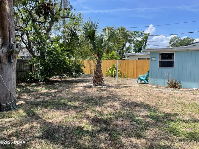 a view of a backyard