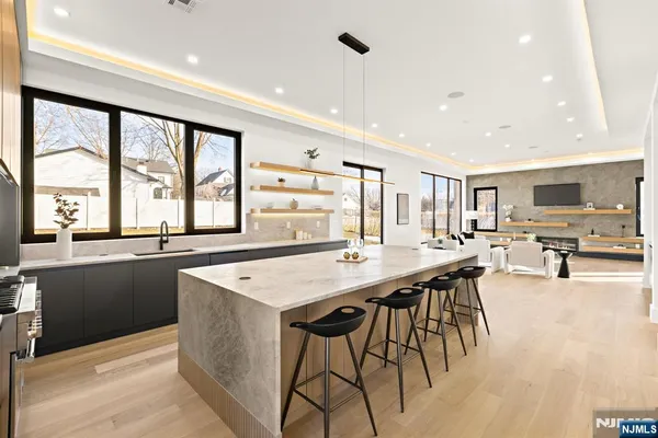 a large kitchen with kitchen island a large island in it