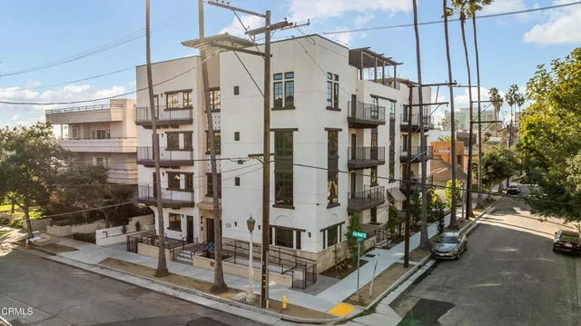 $758,000 | 139 South Oak Knoll Avenue, Unit 102, Pasadena, CA 91101
