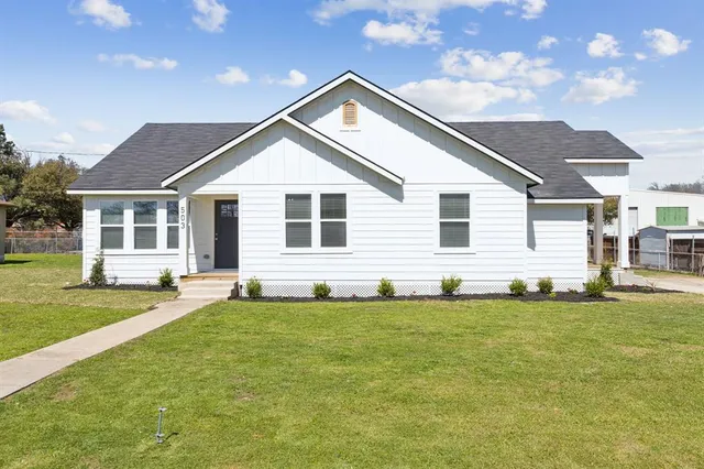 a view of a house with a yard