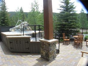 195 River Run Road, Unit 8004 Keystone, CO 80435 - Photo 15 of 16 a view of a patio with a table and chairs