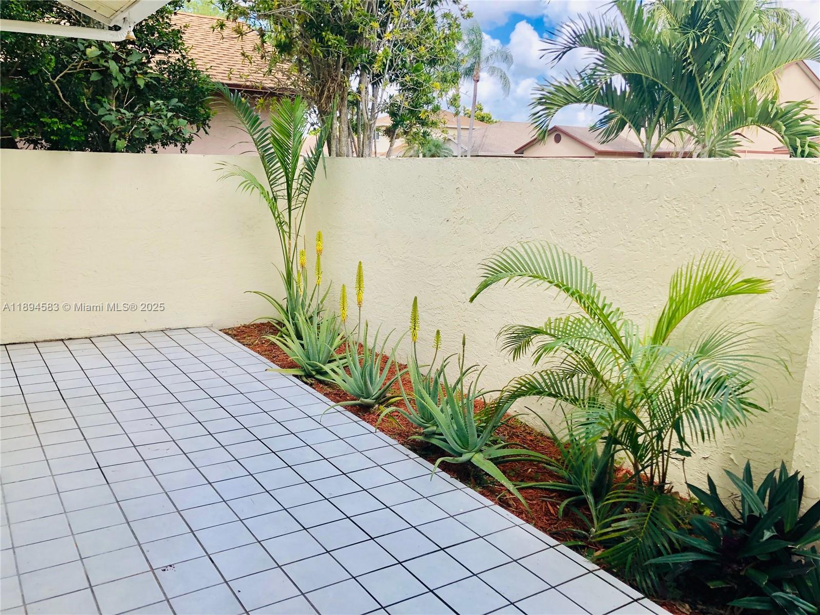 1010 Southwest 99th Avenue Pembroke Pines, FL 33025 - Photo 3 of 22