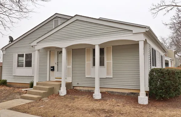 $300,000 | 819 Mansfield Court, Schaumburg, IL 60169