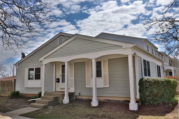 $300,000 | 819 Mansfield Court, Schaumburg, IL 60169