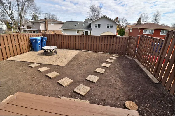 a view of a backyard