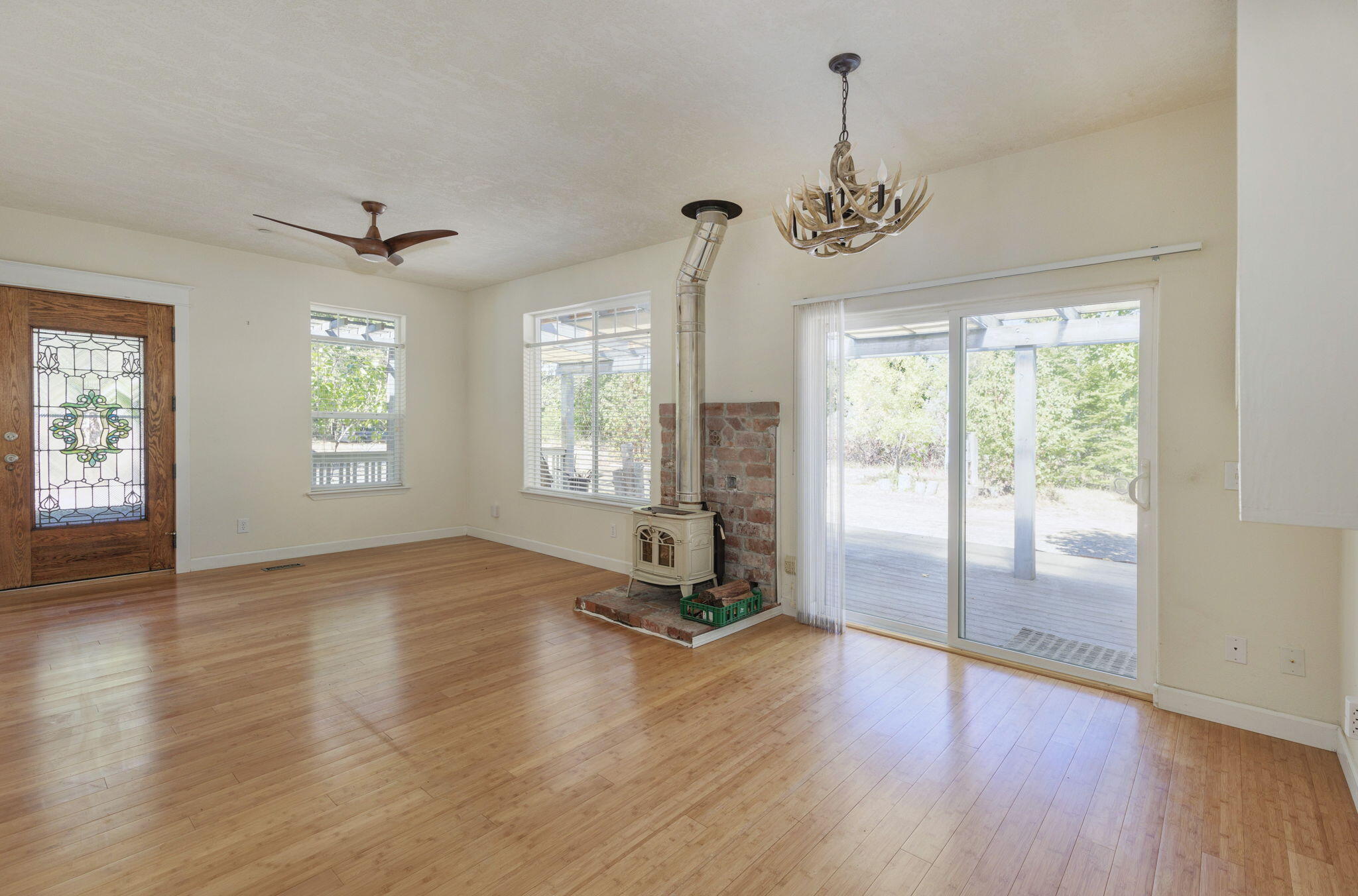 14771 Water Gap Road Williams, OR 97544 - Photo 3 of 55 Living Room