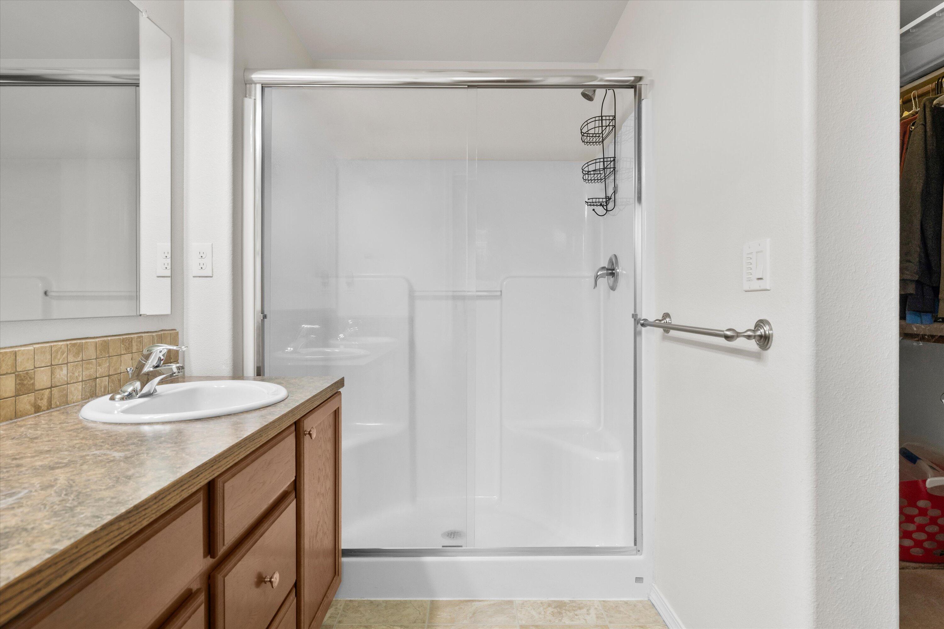 61807 Southeast Rolo Court Bend, OR 97702 - Photo 12 of 26 Primary Bath