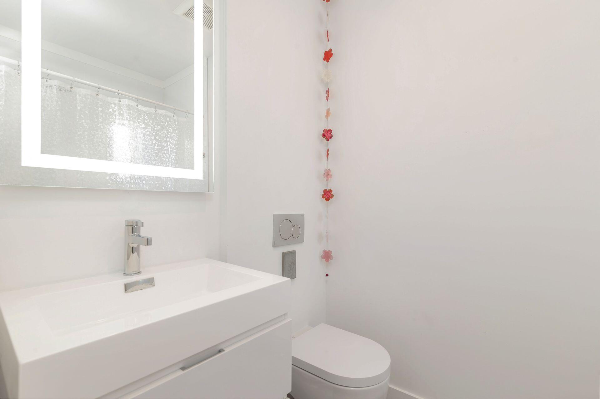 711 Ardmore Road West Palm Beach, FL 33401 - Photo 15 of 36 Second Bathroom