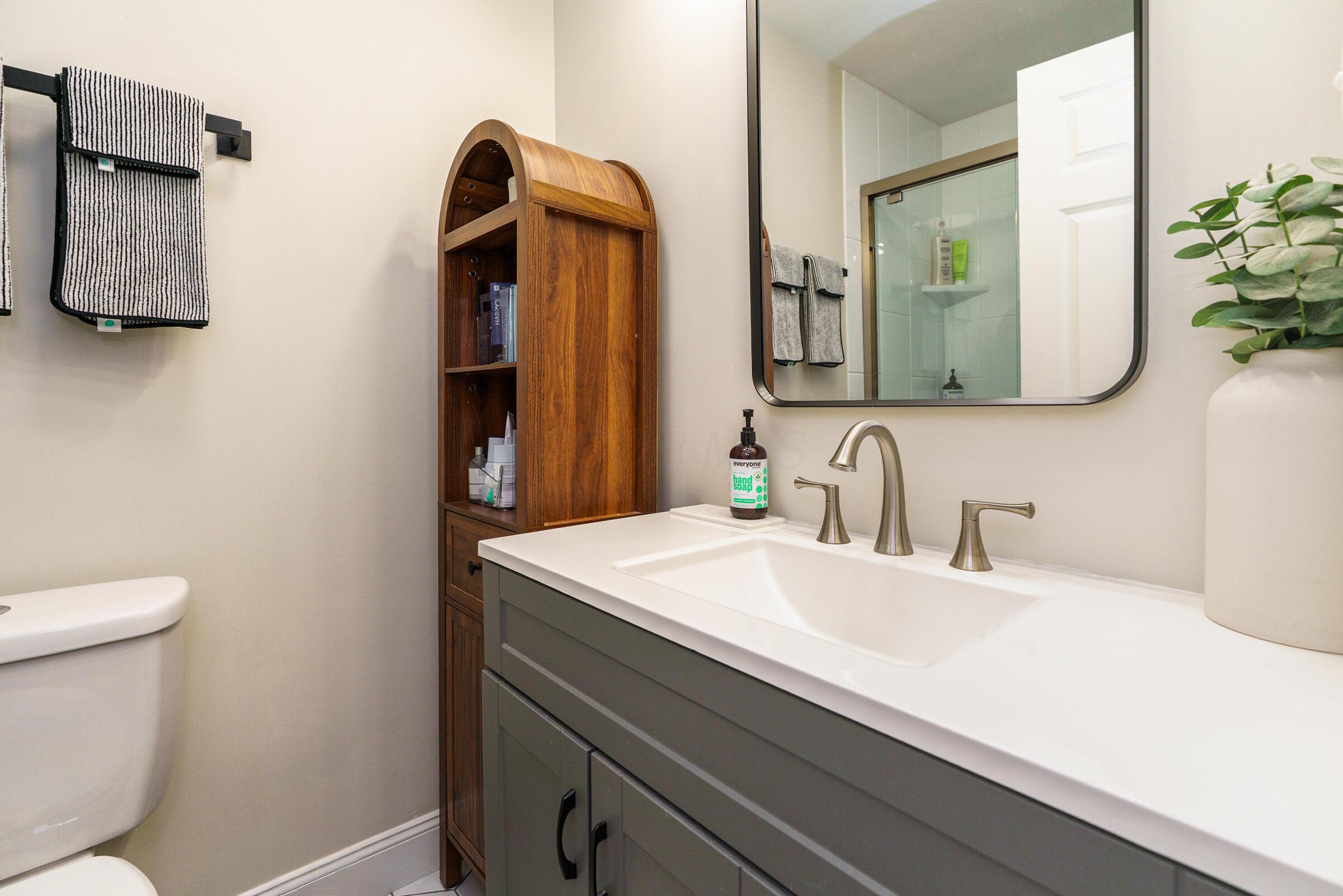 285 Lear Street, Unit 4 Columbus, OH 43206 - Photo 14 of 28 Full Bathroom