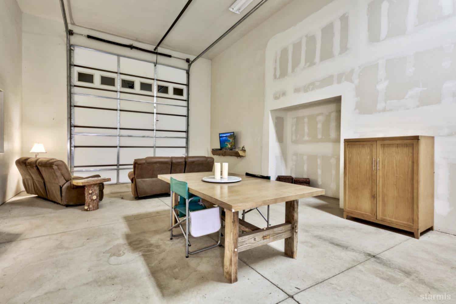 7000 Indian Creek Road Markleeville, CA 96120 - Photo 35 of 39 a workspace with furniture