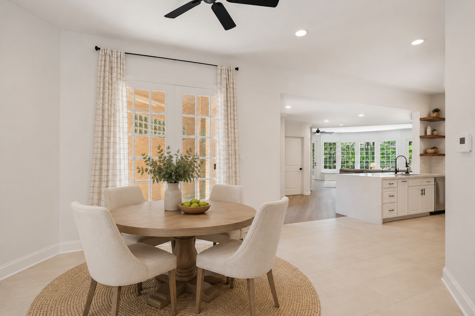 201 Vanderpool Lane, Unit 137 Houston, TX 77024 - Photo 10 of 42 Located right off of the kitchen, this flexible space can easily function as a breakfast room, study, play area, office, or sitting area depending on your needs.
*Note that this photo has been virtually staged