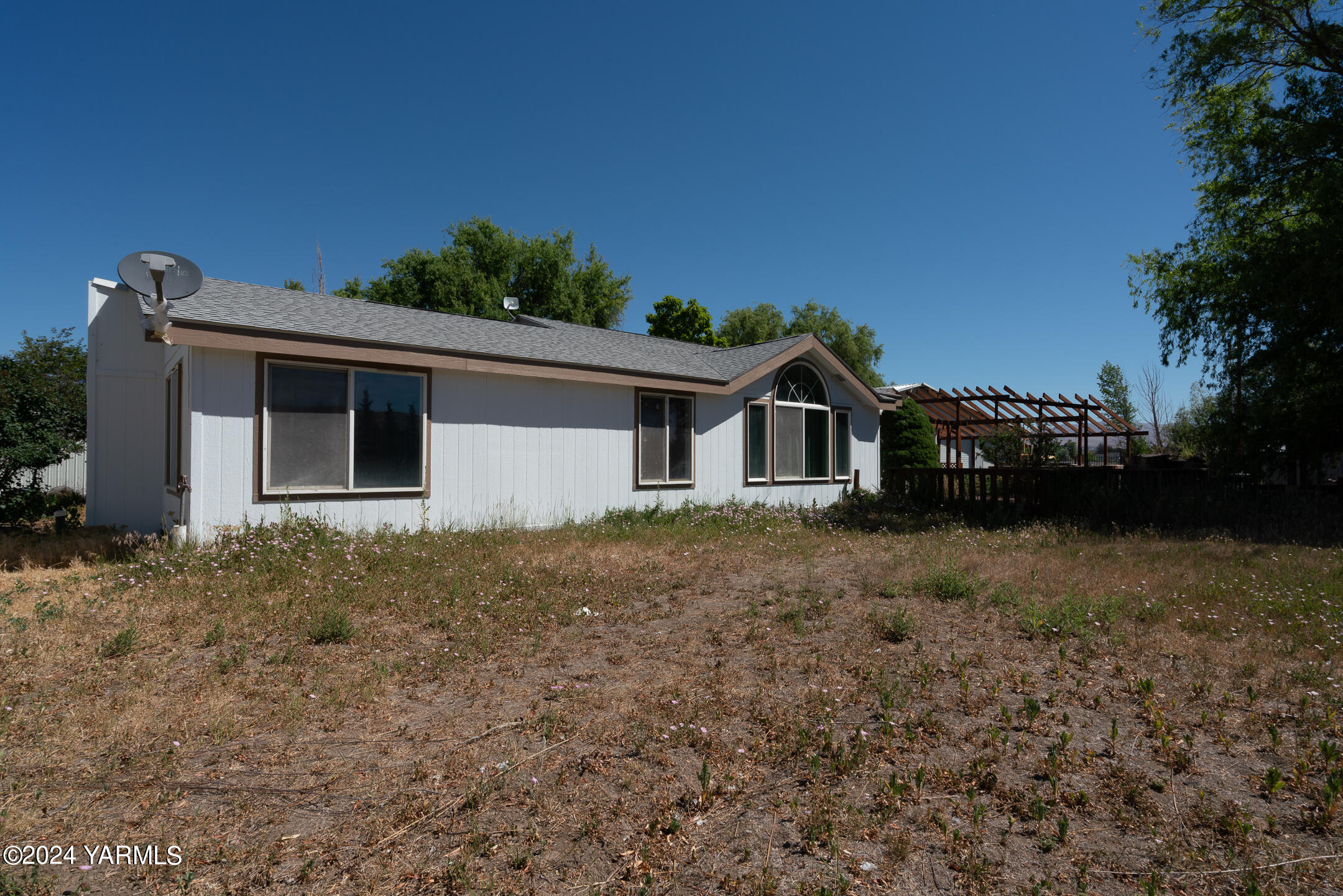 4111 Bell Road Yakima, WA 98901 - Photo 1 of 33 a front view of a house with a garden