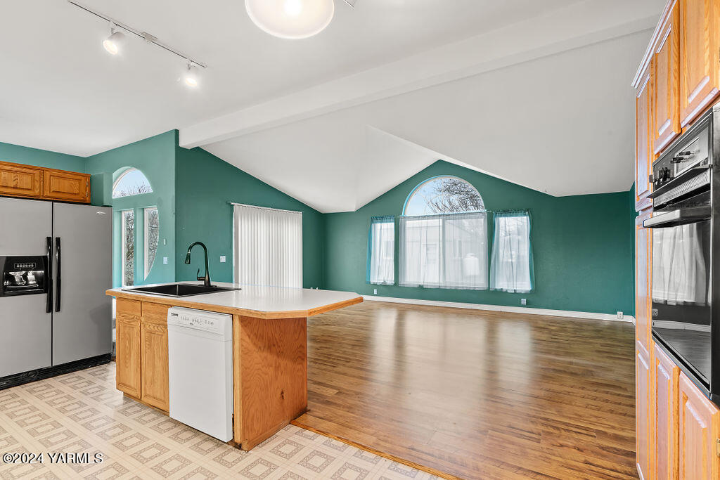 4111 Bell Road Yakima, WA 98901 - Photo 13 of 33 a view of a big room with wooden floor and windows